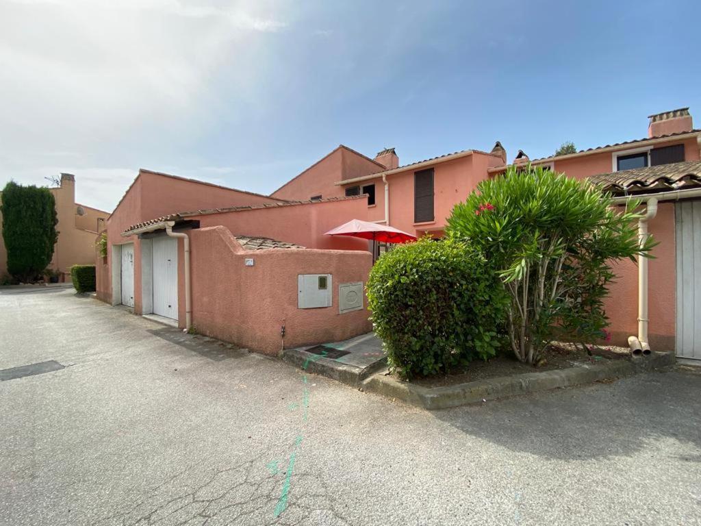 une maison avec un parking en face de celle-ci dans l'établissement La Brise Marine, à Cogolin