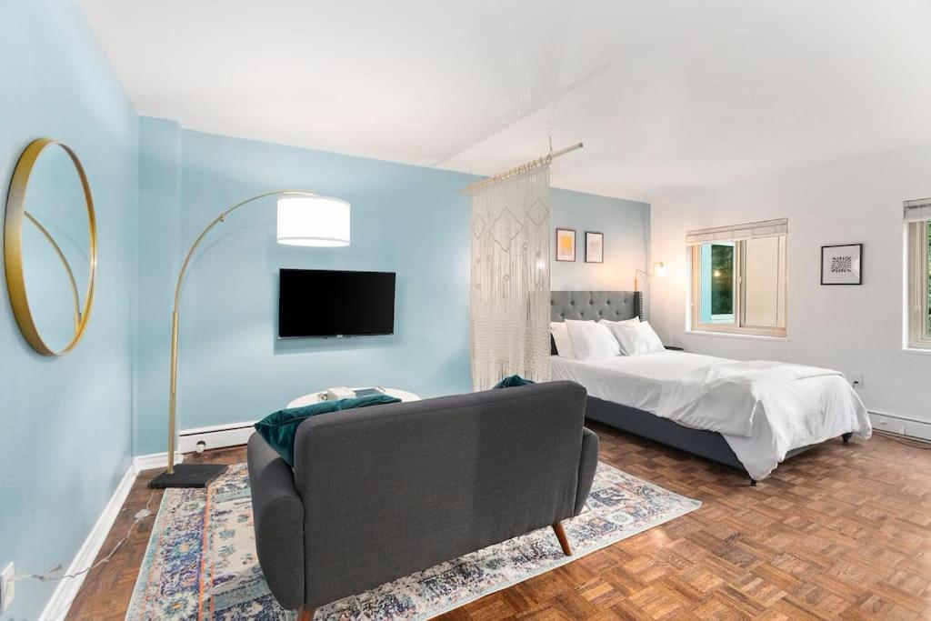 una camera con letto, divano e TV di Studio in the Heart of Seattle - Fast Wi-Fi & AC a Seattle