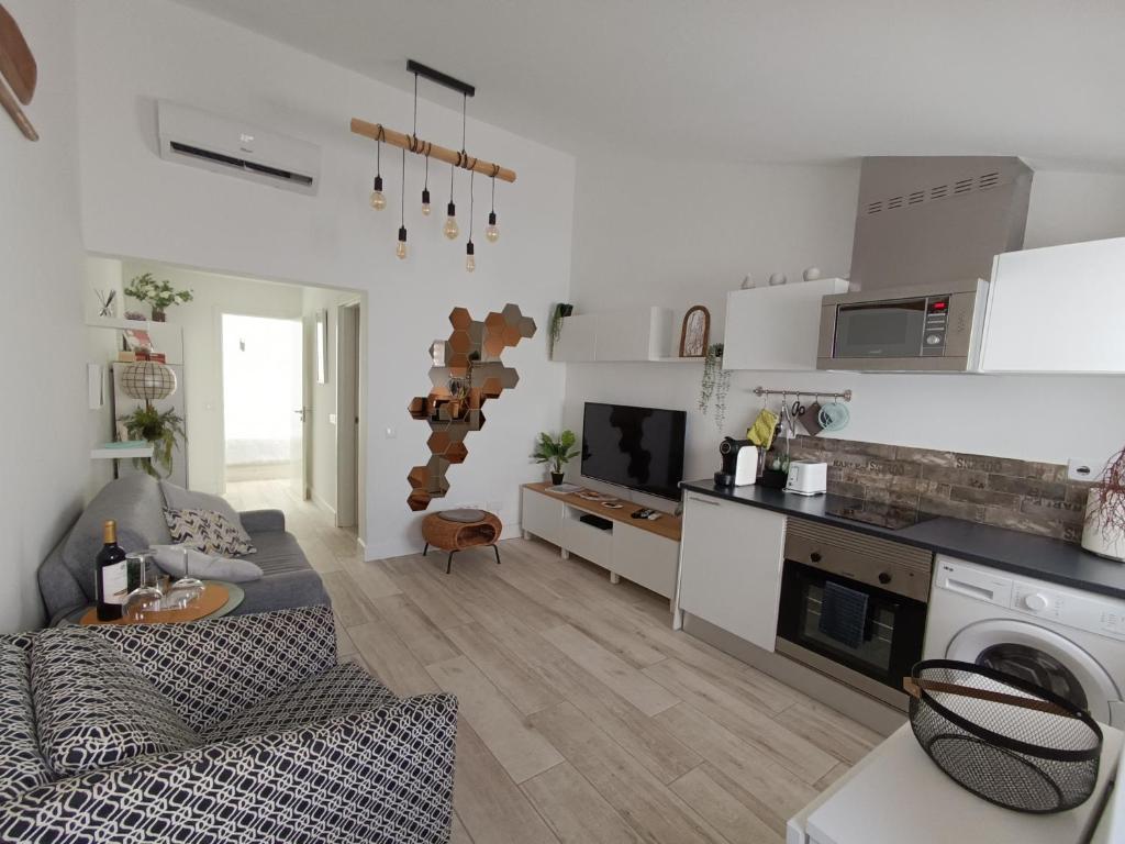 een witte woonkamer met een keuken en een woonkamer bij Ferragood House - Historic Center in Ferragudo