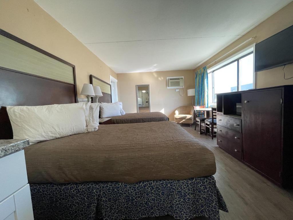 Postel nebo postele na pokoji v ubytování Polynesian Oceanfront Hotel