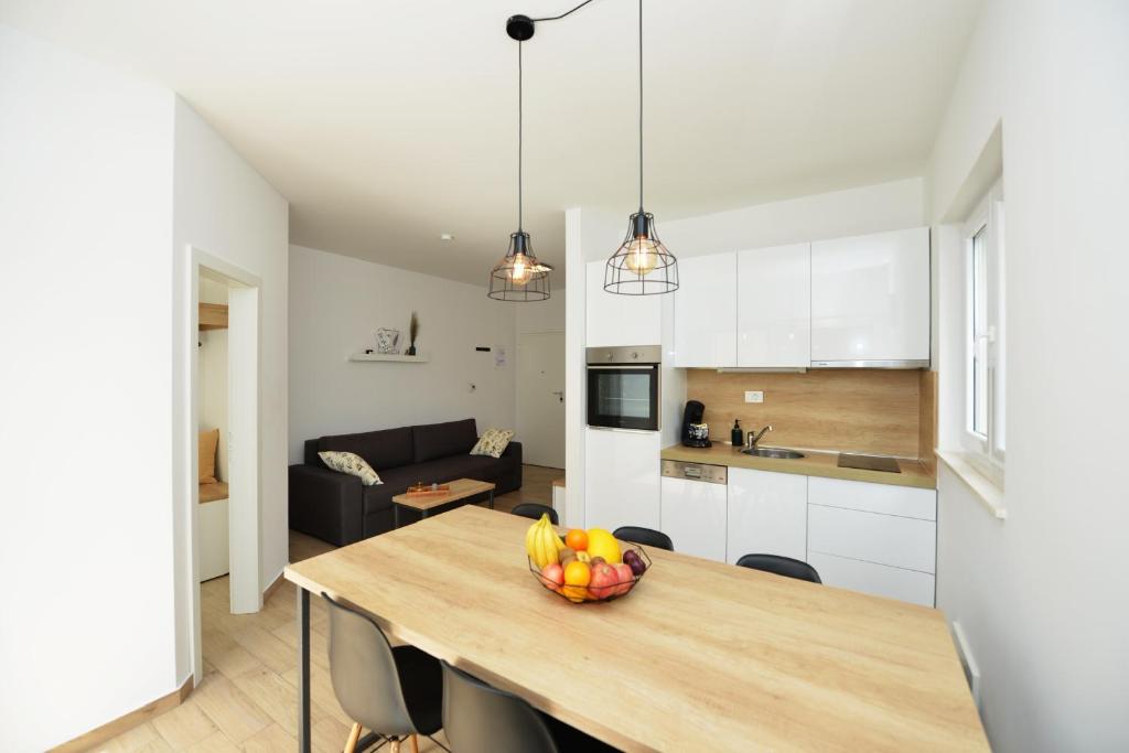 Kuchyňa alebo kuchynka v ubytovaní Apartments Villa Tećo mit Pool
