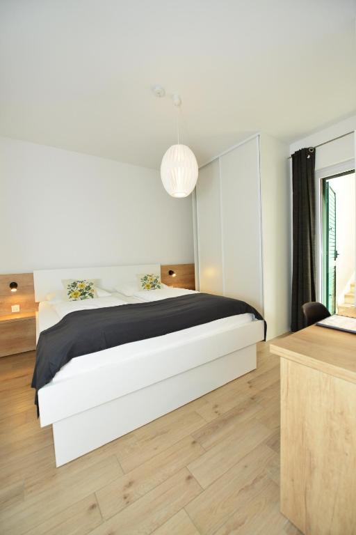 Posteľ alebo postele v izbe v ubytovaní Apartments Villa Tećo mit Pool