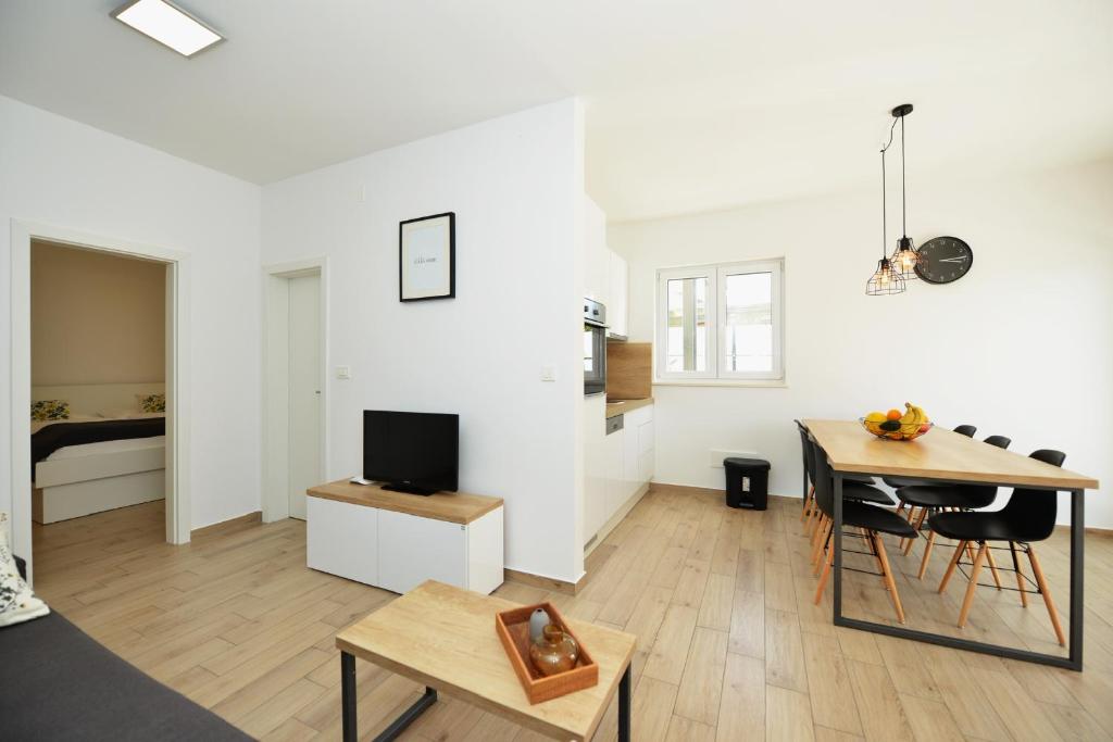 Televízia a/alebo spoločenská miestnosť v ubytovaní Apartments Villa Tećo mit Pool
