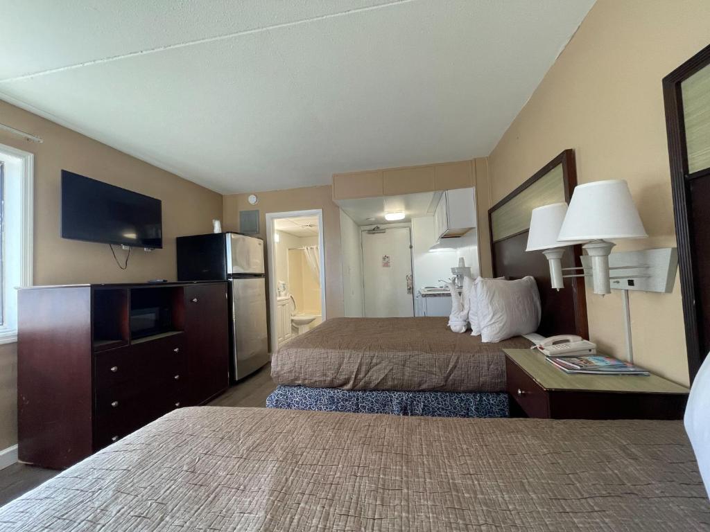 Ein Bett oder Betten in einem Zimmer der Unterkunft Polynesian Oceanfront Hotel