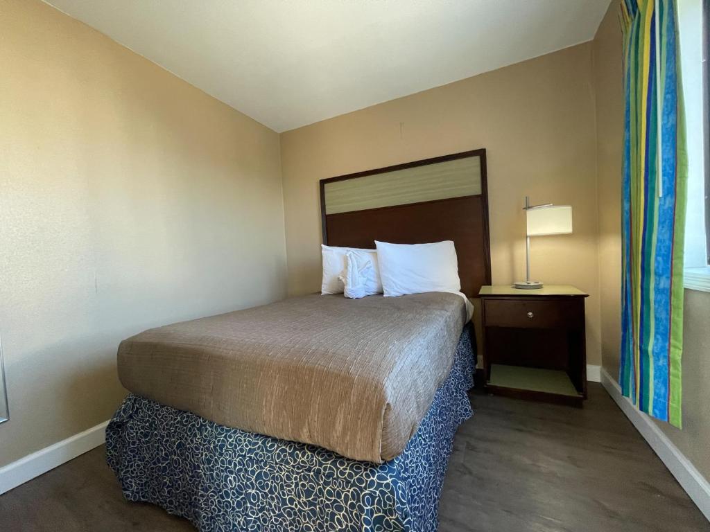 Ein Bett oder Betten in einem Zimmer der Unterkunft Polynesian Oceanfront Hotel