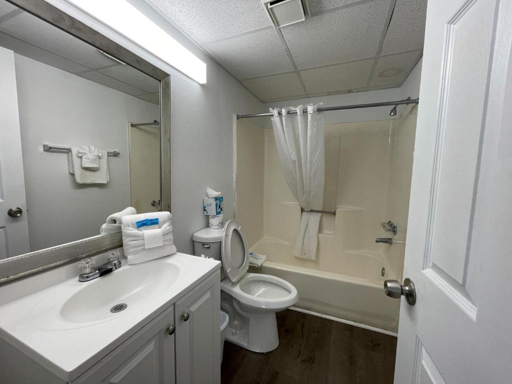 Ein Badezimmer in der Unterkunft Polynesian Oceanfront Hotel