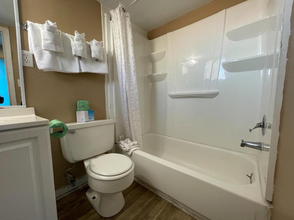 Ein Badezimmer in der Unterkunft Polynesian Oceanfront Hotel