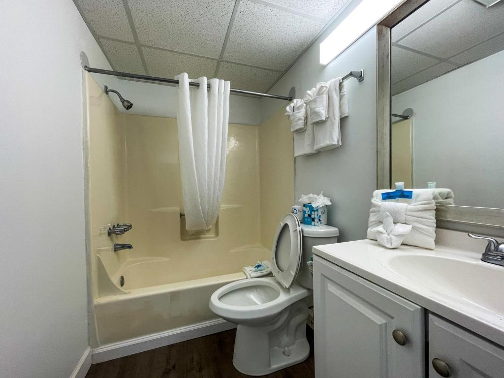 Ein Badezimmer in der Unterkunft Polynesian Oceanfront Hotel