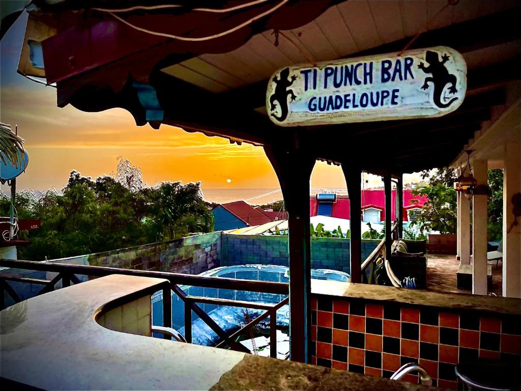 un restaurant avec un panneau indiquant i punch bar file d'attente dans l'établissement Kazabasté, escapade spa et jardin privatif, à Basse-Terre
