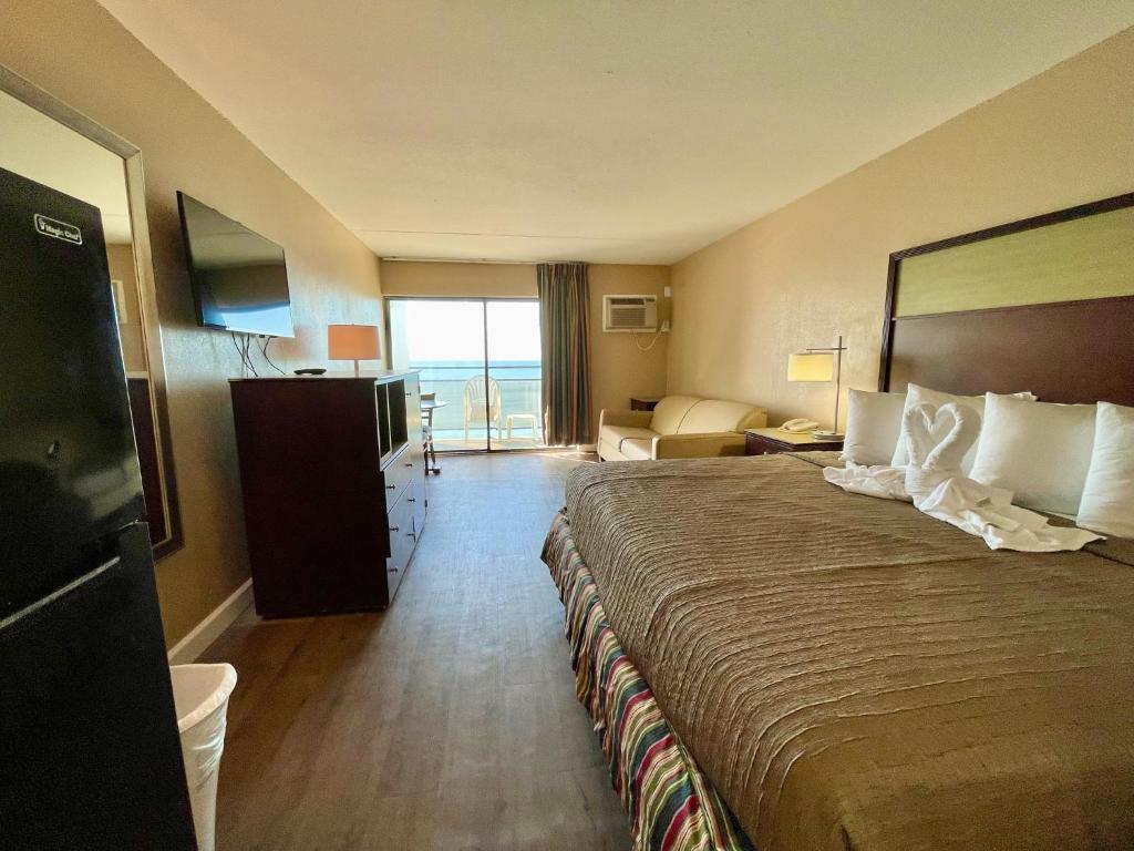 Postel nebo postele na pokoji v ubytování Polynesian Oceanfront Hotel