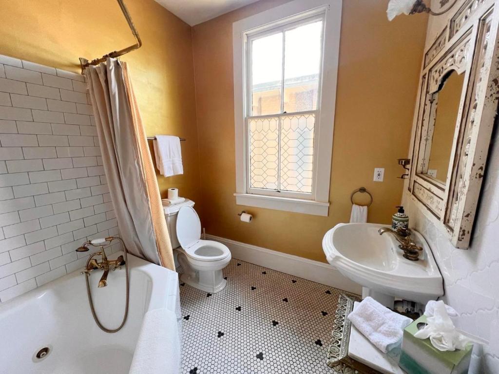 1001 Nights Historic Bed and Breakfast Adults Only - Superior King Room