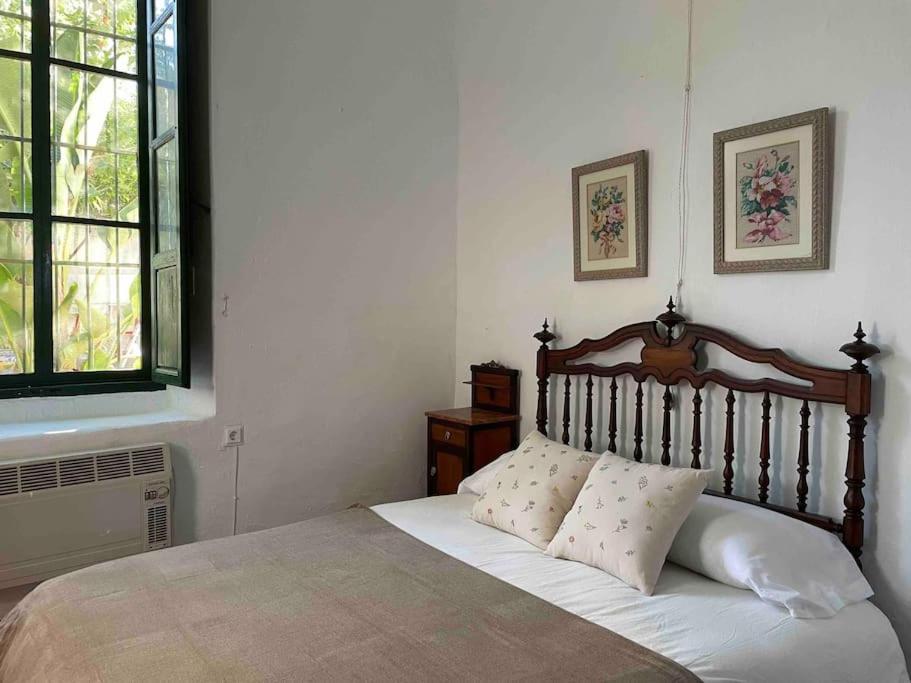 1 dormitorio con 1 cama con sábanas blancas y ventana en Real Fundición de Alcora, en Canjáyar