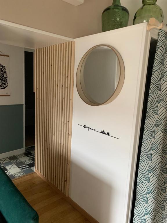- un miroir mural dans l'établissement Charmant appartement rénové, à Bayeux