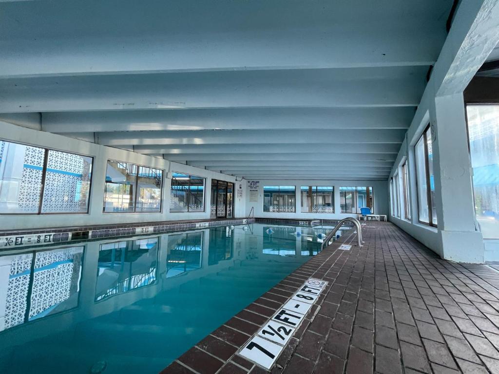 ein Swimmingpool mit blauem Wasser in einem Gebäude in der Unterkunft Polynesian Oceanfront Hotel in Myrtle Beach