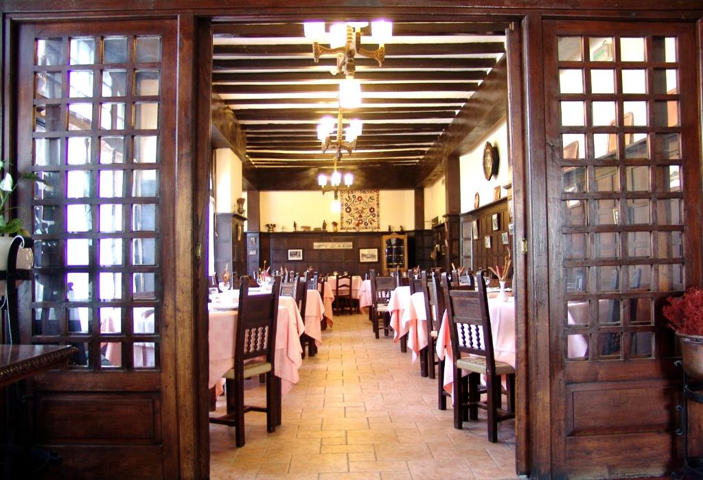 Restaurace v ubytování Hostal Ayestaran II