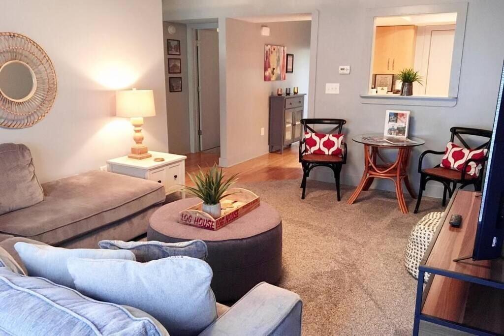 Posezení v ubytování The Lofts of Downtown (540 N 2nd St, #304)