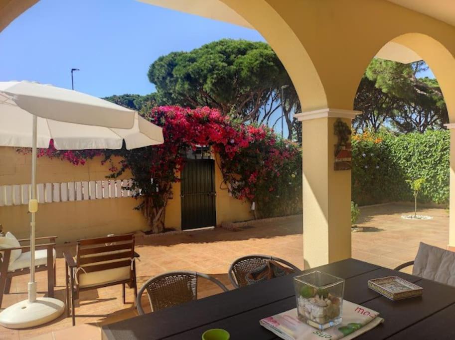 Patio alebo iná vonkajšia časť ubytovania Villa in La Barrosa - 700m from the beach