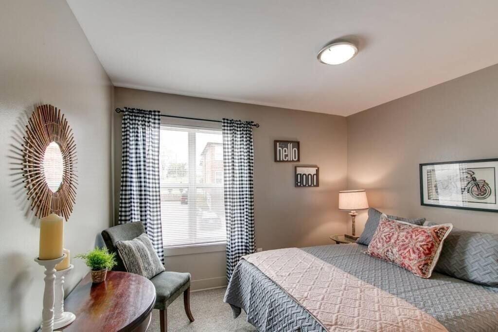 The Lofts of Downtown (540 N 2nd St, #205)にあるベッド