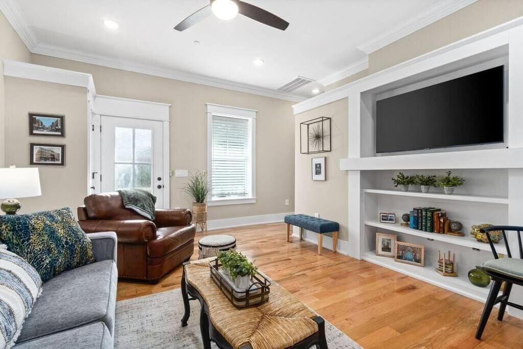 Μια τηλεόραση ή/και κέντρο ψυχαγωγίας στο Todd's Place in Downtown Clarksville (638 Madison St, #5)