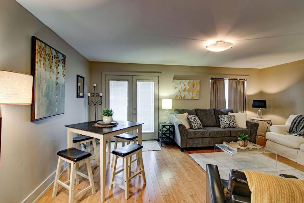sala de estar con sofá y mesa en Lofts 106 - One Bedroom Downtown Apartment en Clarksville
