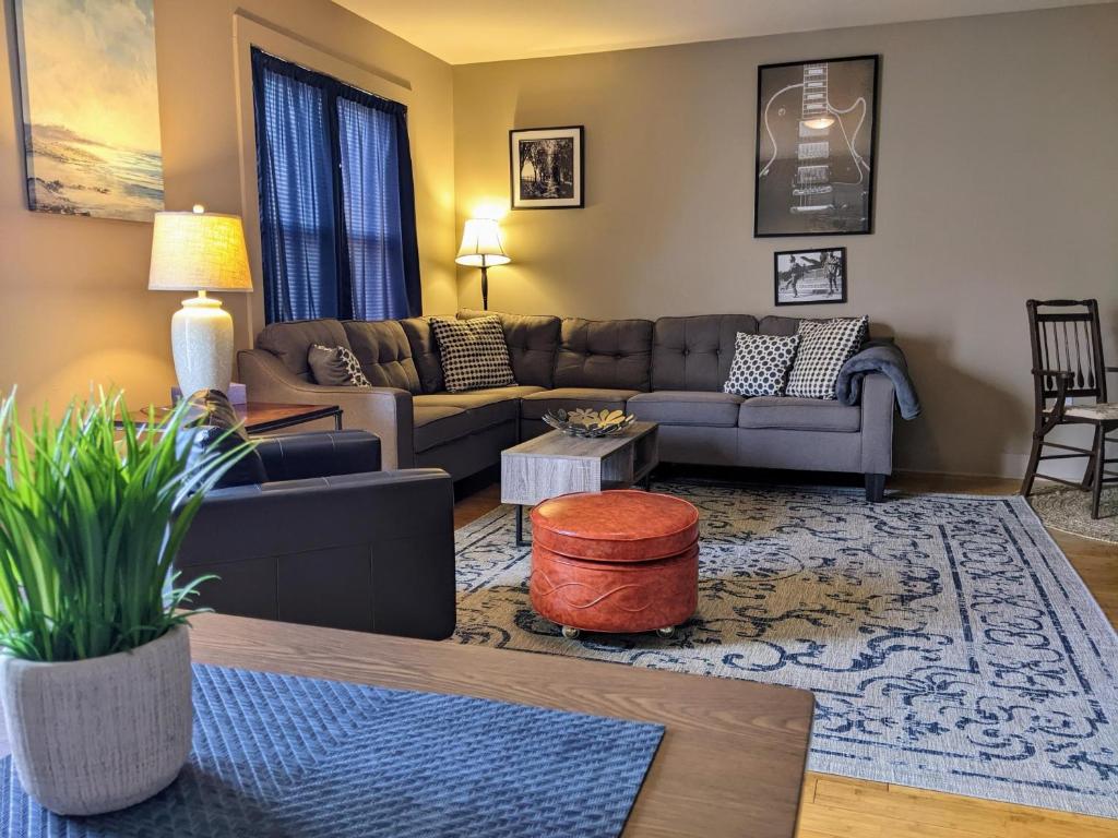ein Wohnzimmer mit einem Sofa und einem Tisch in der Unterkunft Lofts 206 - Cute And Cozy 1 Bedroom Loft in Clarksville