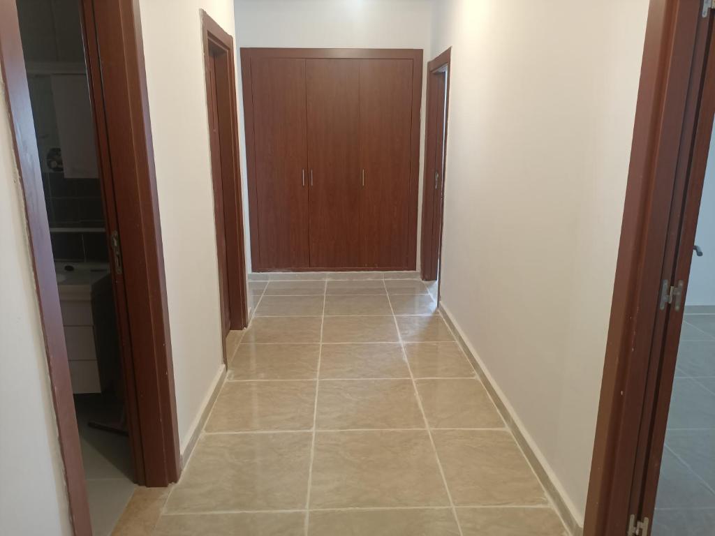 a hallway with a door and a tile floor at F4 lpp Mostaganem Algérie in Mostaganem
