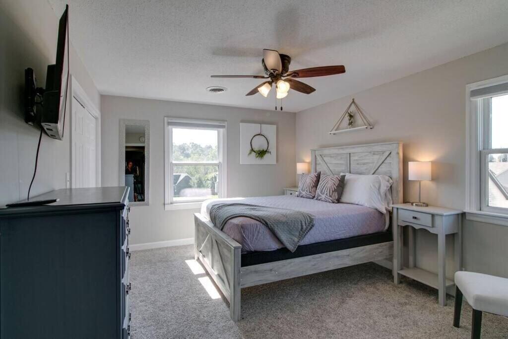 een slaapkamer met een bed en een plafondventilator bij The Loft At Hilltop Acres - Clarksville, Tennessee in Clarksville