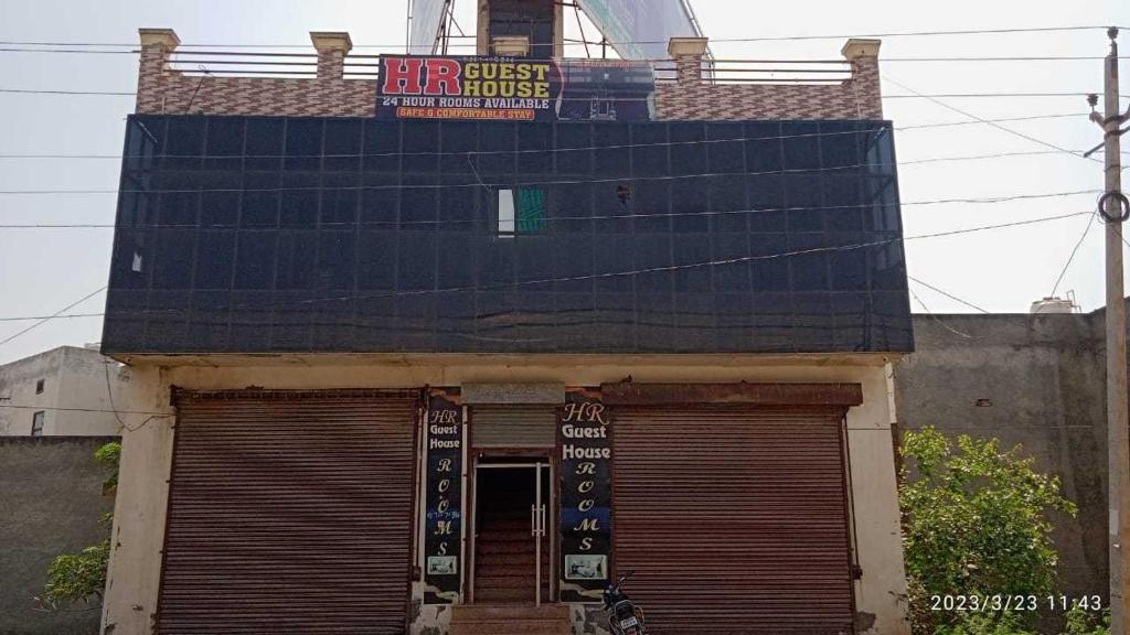 um edifício com um sinal em cima em OYO 81088 Hr Guest House em Kurukshetra
