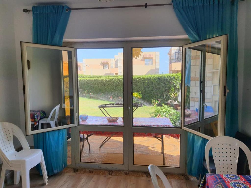 um quarto com uma porta de vidro deslizante e vista para um pátio em Babel Ain Sokhna em Ain Sokhna