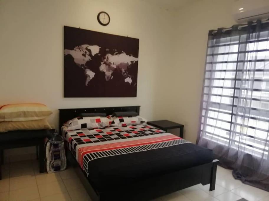um quarto com uma cama com um mapa na parede em #Guest House near Hub Education University Pagoh em Muar