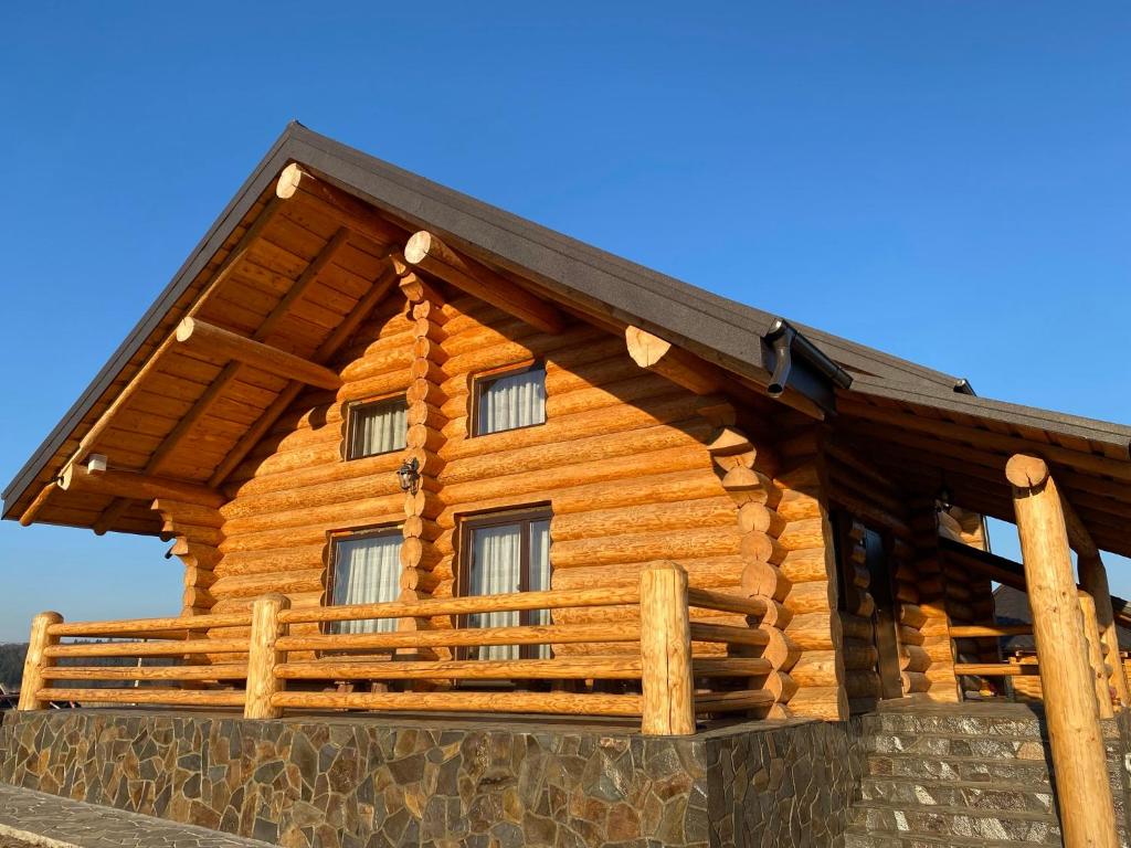 Cette cabane en rondins est dotée d'un toit en bois. dans l'établissement Cabana Bocus, à Păltinoasa