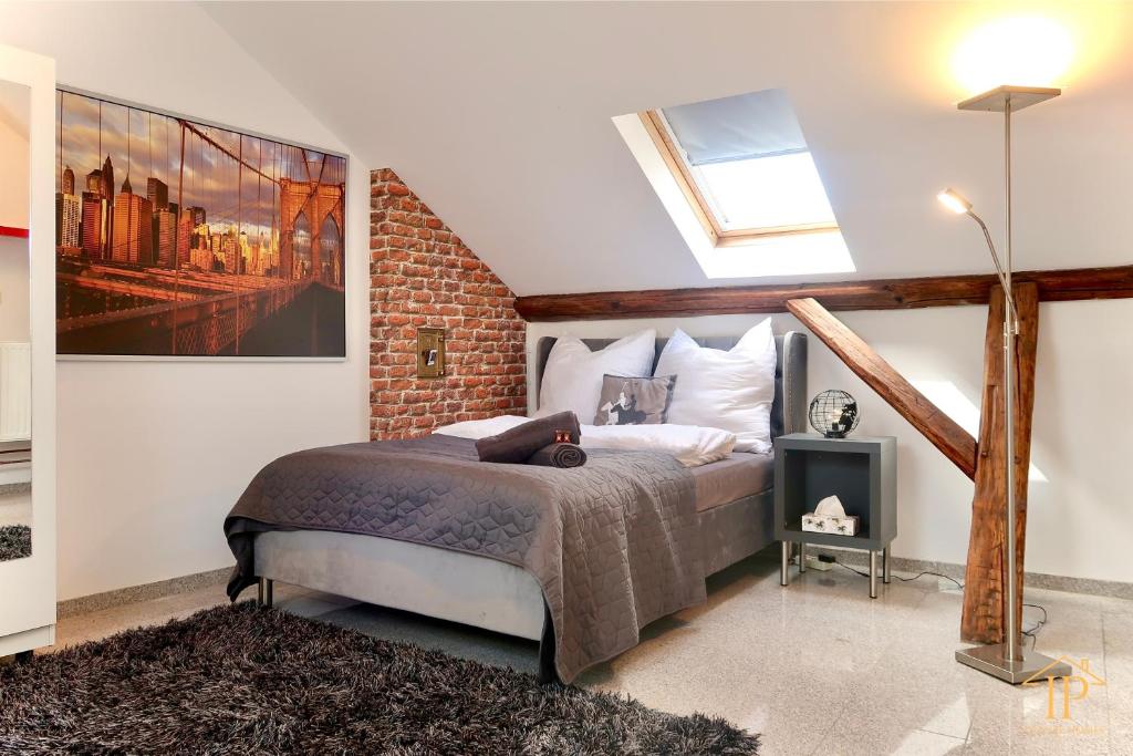 1 dormitorio con cama y pared de ladrillo en Gemütliche, zentrale & schöne Loft Wohnung, en Bamberg
