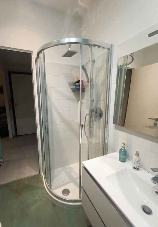 un bagno con doccia, lavandino e specchio di City View! Panoramic Apartment overlooking La Spezia a La Spezia