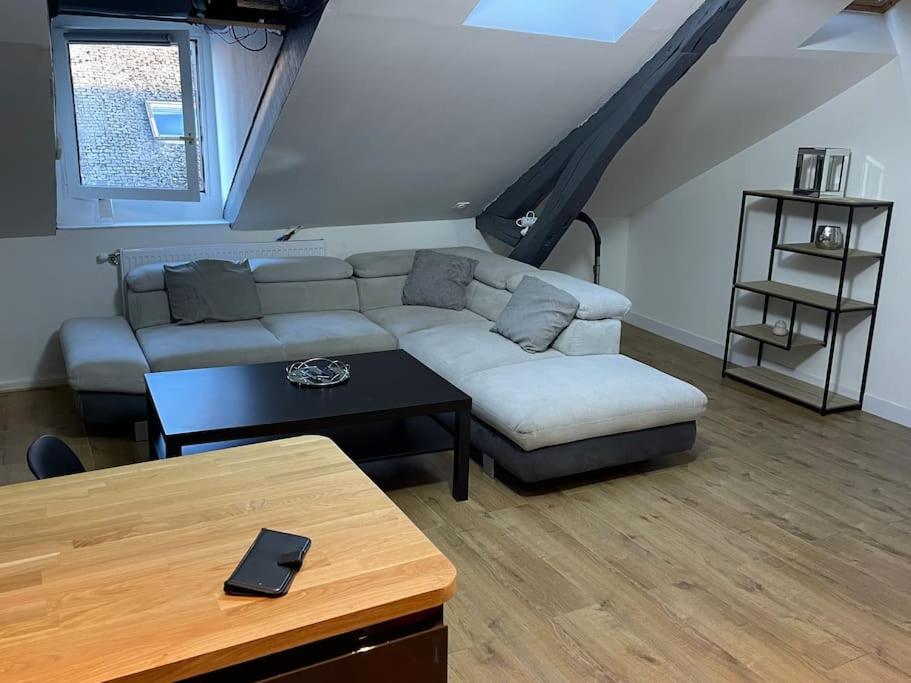 un salon avec un canapé et une table dans l'établissement Rouen hyper centre Place Du Vieux Marché, à Rouen