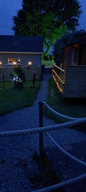 Zahrada ubytování Delightful Studio Log Cabin , with Sauna
