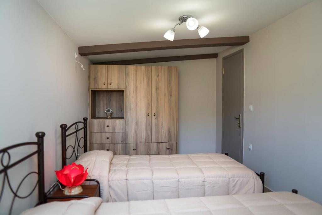 Postel nebo postele na pokoji v ubytování Nafsika House
