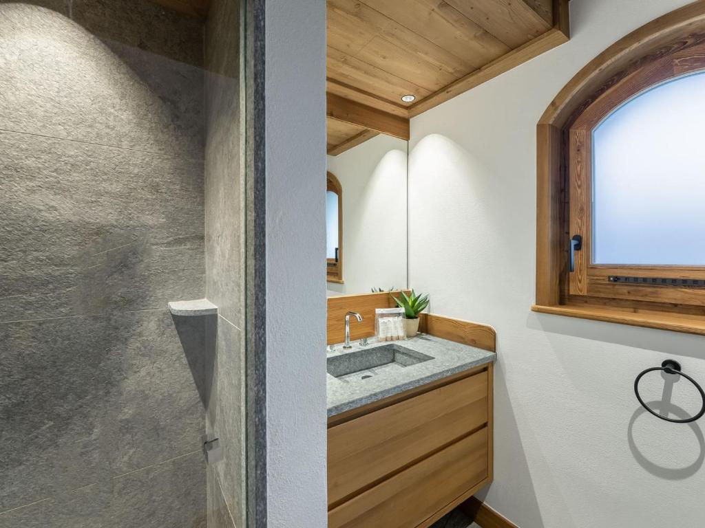 Kúpeľňa v ubytovaní Charmant appartement à Courchevel Le Praz, proche des pistes, 4 adultes | 1 enfant, services inclus - FR-1-568-22