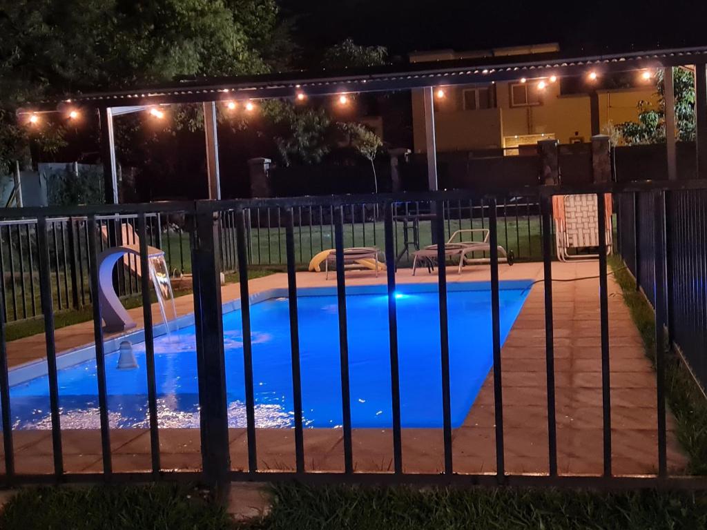una piscina por la noche con luces en Don Mateo - Casa de Campo en Salta