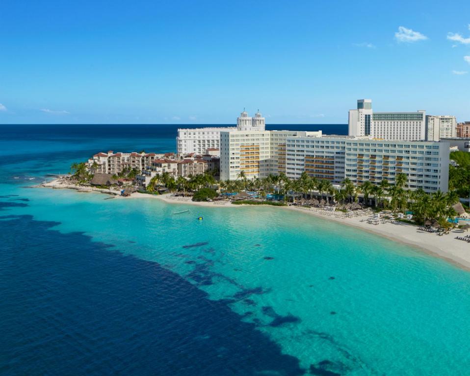 una vista aérea de una playa con edificios y el océano en Dreams Sands Cancun Resort & Spa, en Cancún