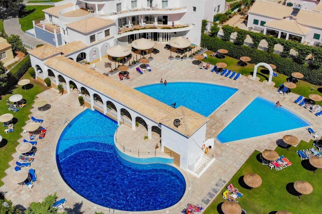 een luchtzicht op een zwembad in een resort bij Little Rose Vila Rosa in Portimão