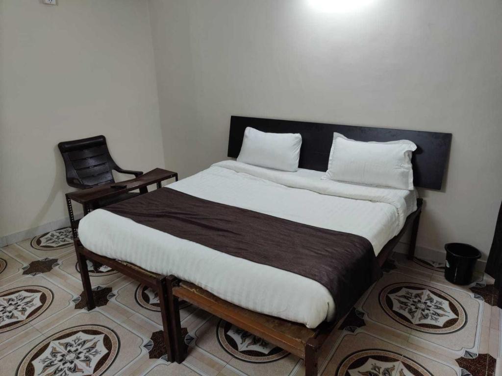 En eller flere senger på et rom på SPOT ON 81040 Hotel Sehaj