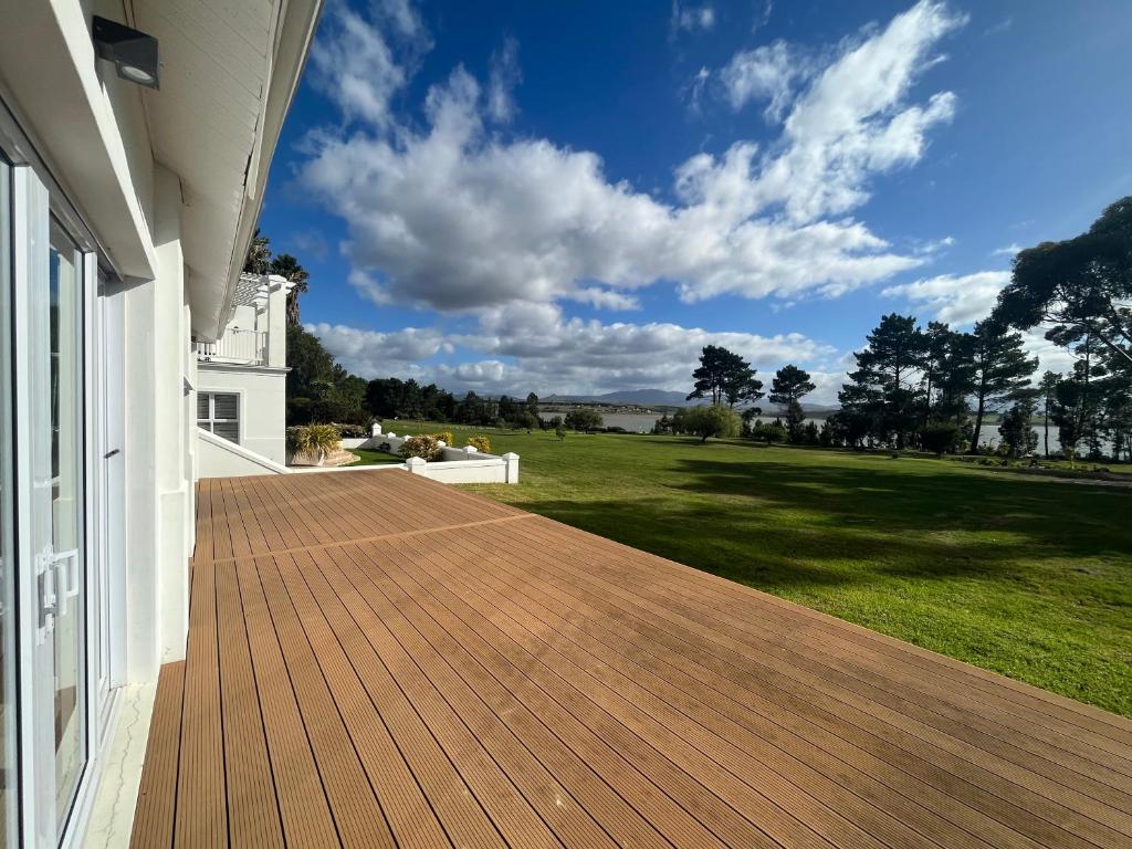 una terraza en el lateral de una casa en The Lake House - Theewaterskloof Golf Estate, en Villiersdorp