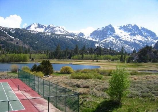 einen Tennisplatz neben einem See mit schneebedeckten Bergen in der Unterkunft Rr-interlaken 25 in June Lake