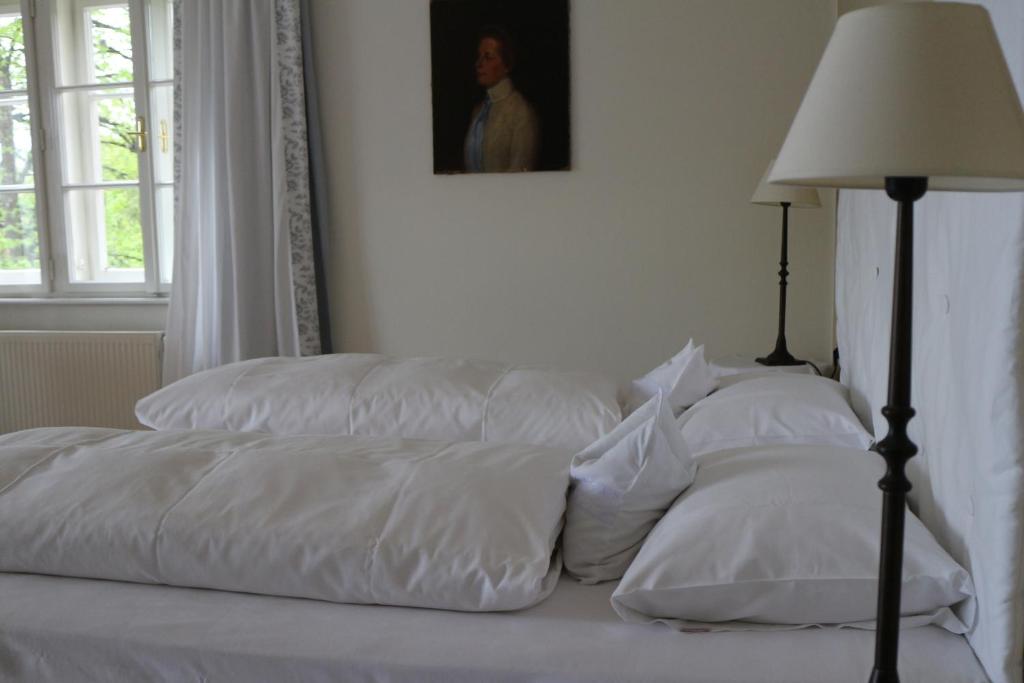 Postel nebo postele na pokoji v ubytování Hotel Seeschlößl Velden
