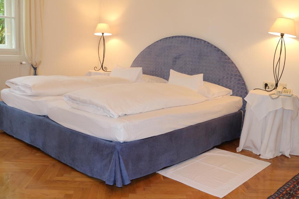Postel nebo postele na pokoji v ubytování Hotel Seeschlößl Velden