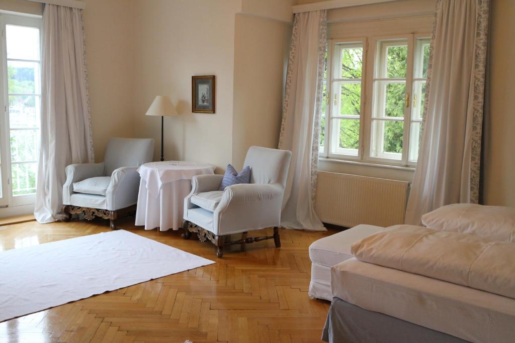 Postel nebo postele na pokoji v ubytování Hotel Seeschlößl Velden