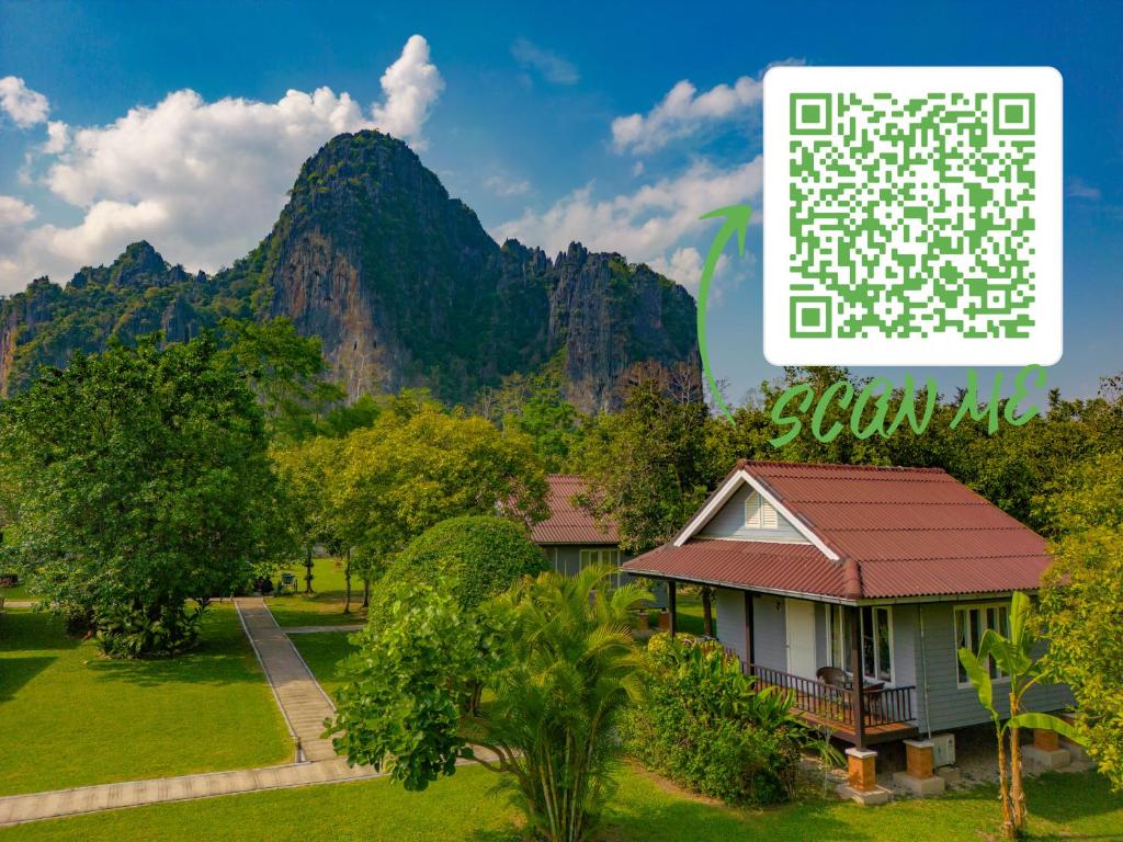 a house with a mountain in the background at Bearlinbungalow in Vang Vieng
