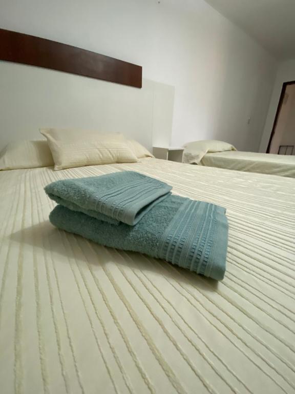 una almohada azul sobre una cama en Departamento SGO en Santiago del Estero