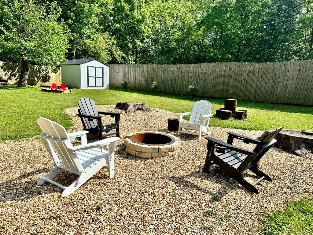 three chairs and a fire pit in a backyard at Cozy Family-Friendly home w/ fenced-in backyard in Marietta