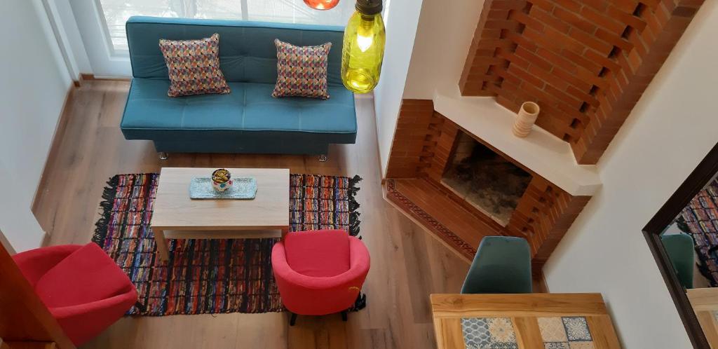 an overhead view of a living room with a blue couch and red chairs at 100 Wonderful House in Bogotá